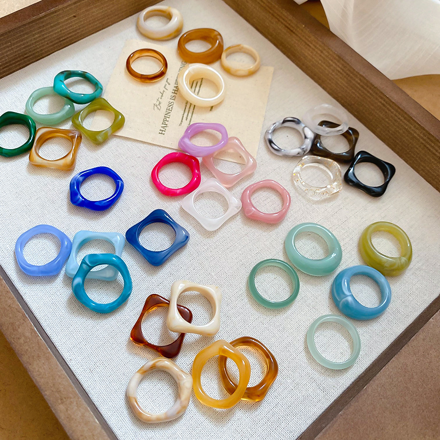 Women'S Emo Accessories - 5 個セットトレンディなカラフルな幾何学的な不規則なアクリル樹脂リング女性のための美的 EMO チャームジュエリーアクセサリー装飾