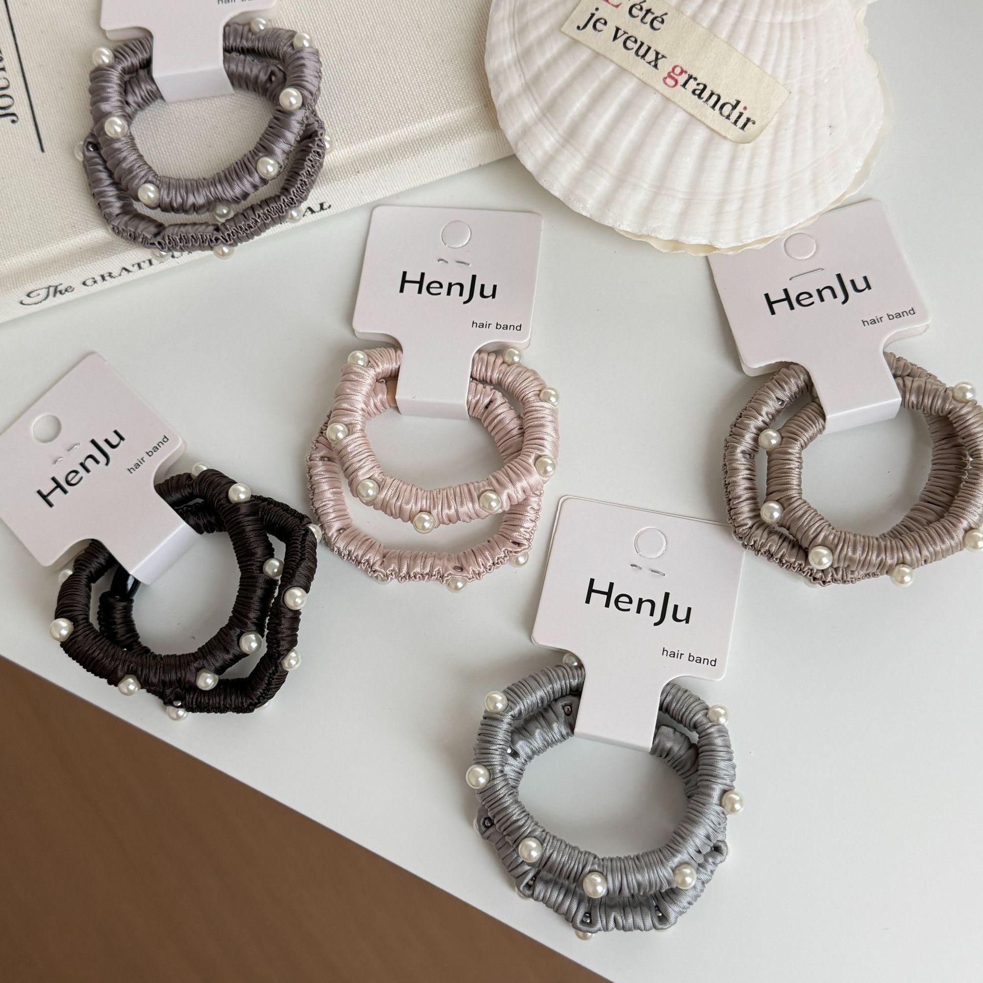 サテンヘアシュシュ 2 ピースセットパールビーズヘアネクタイ - Scrunchie Satin Set のレビューと価格