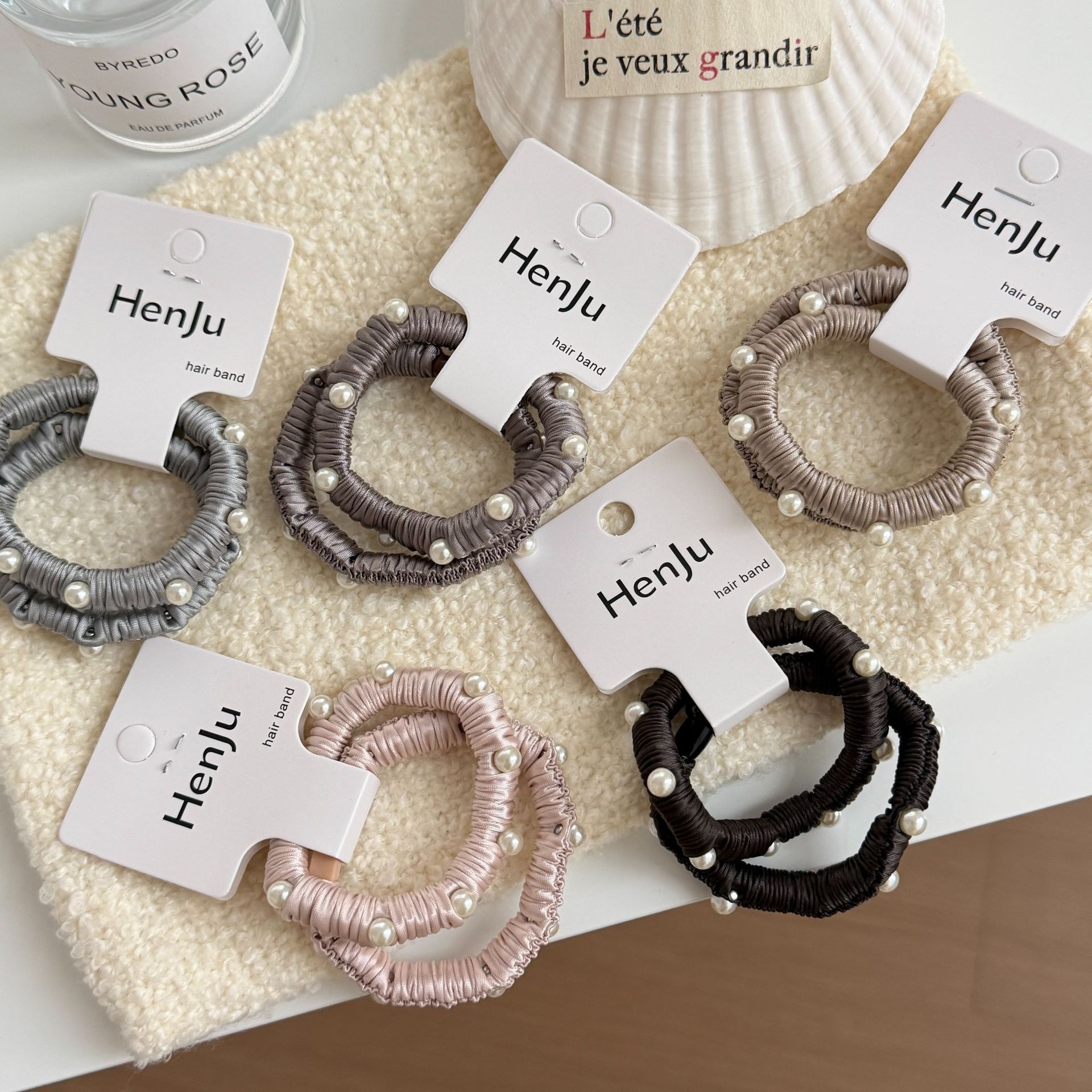 サテンヘアシュシュ 2 ピースセットパールビーズヘアネクタイ - Scrunchie Satin Set のレビューと価格
